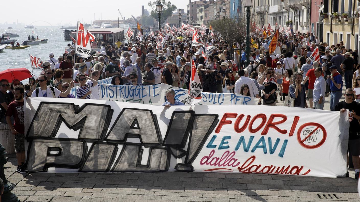 Lo slogan dei manifestanti