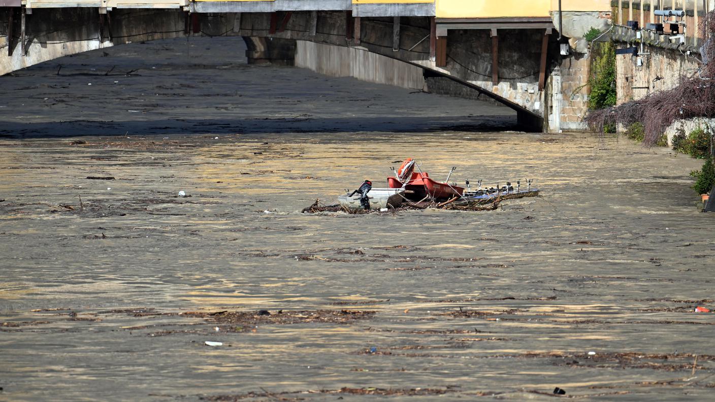 Il fiume Arno a Firenze si è alzato molto nei pressi di Ponte Vecchio