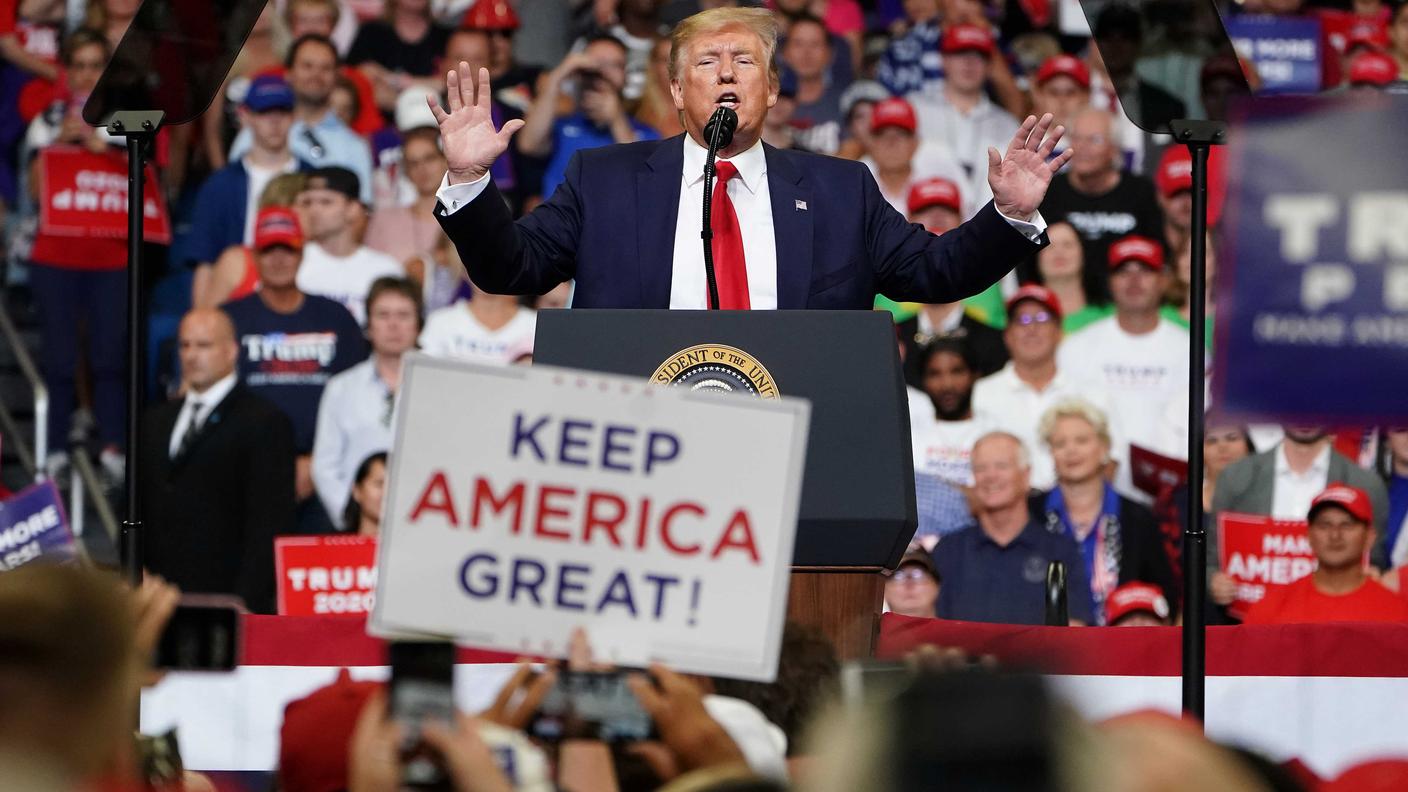 Donald Trump con il nuovo slogan durante il suo discorso di martedì sera a Orlando