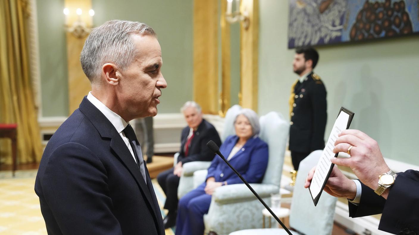 Il nuovo primo ministro durante la cerimonia di investitura.jpg