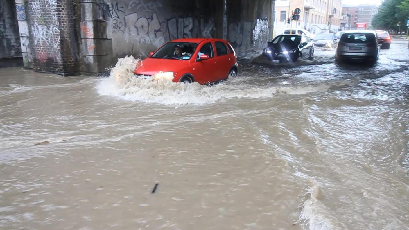 Il Seveso ha allagato strade e piazzali in varie zone di Milano e dintorni