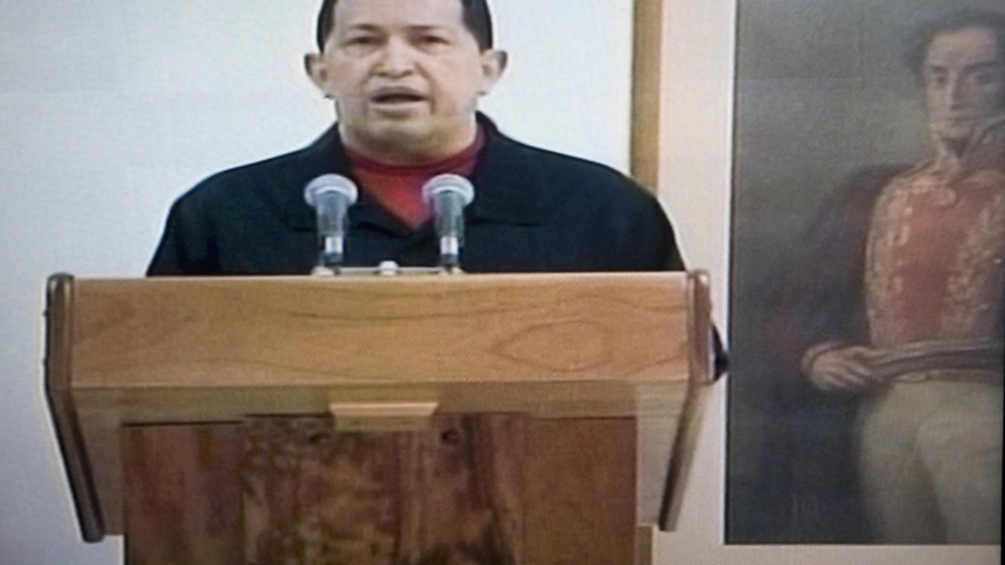 Chavez parla alla nazione, con sullo sfondo il ritratto dell'ispiratore Simon Bolivar