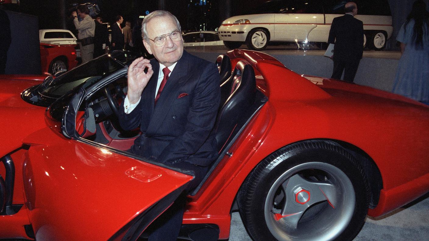 Un'immagine del 1990 ritrae il presidente della Chrysler a bordo di una Dodge Viper