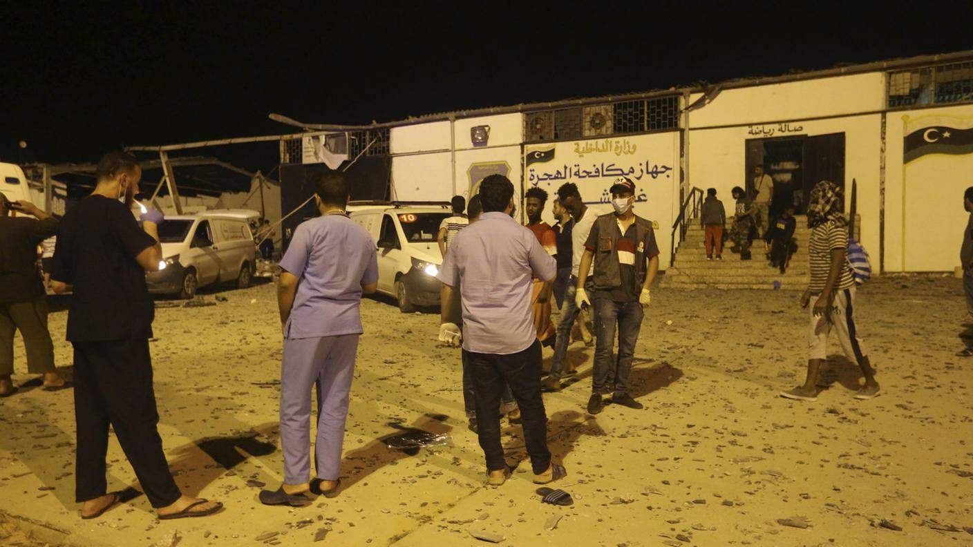 Il centro di detenzione di migranti colpito dalle bombe aeree