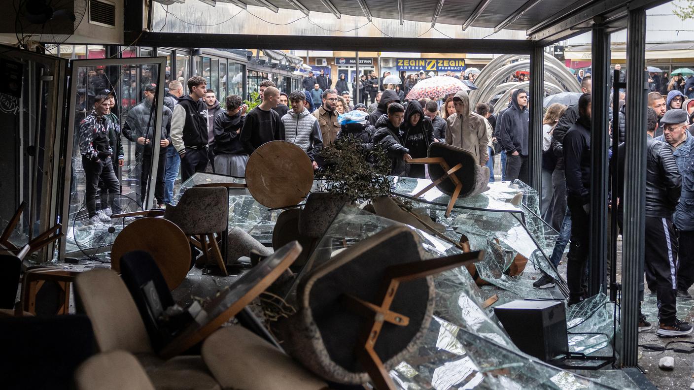 L'assalto a un bar appartenente al proprietario della discoteca andata a fuoco