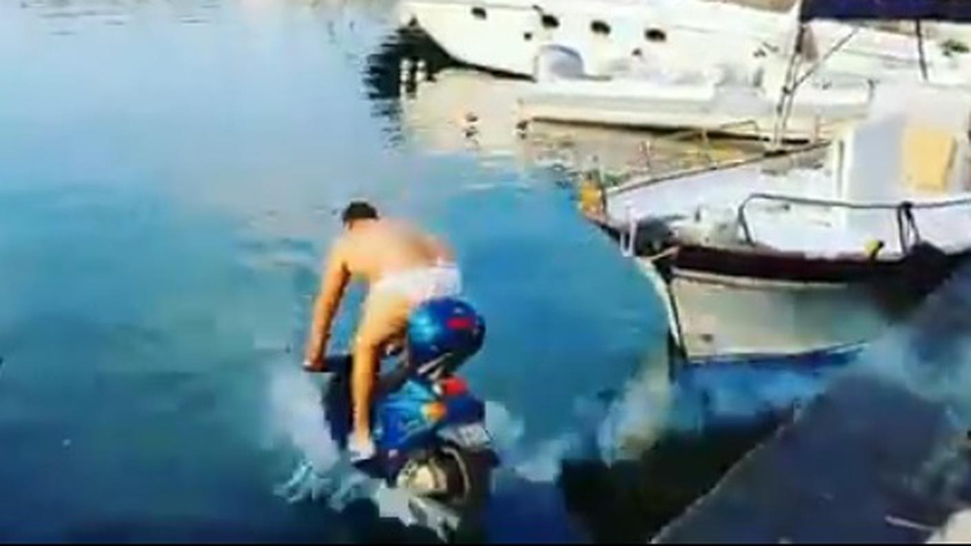 Il tuffo nel Mediterraneo