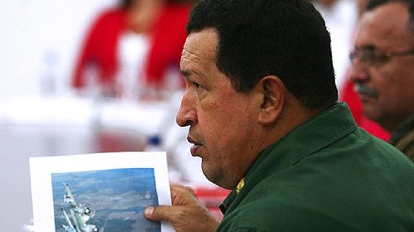Il presidente Chavez mentre presenta le sue accuse agli Stati Uniti.