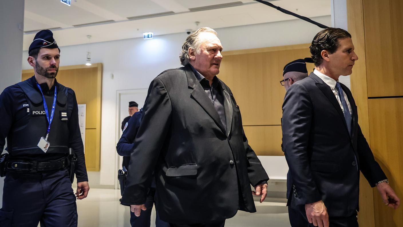 Depardieu al suo arrivo in tribunale lunedì pomeriggio a Parigi