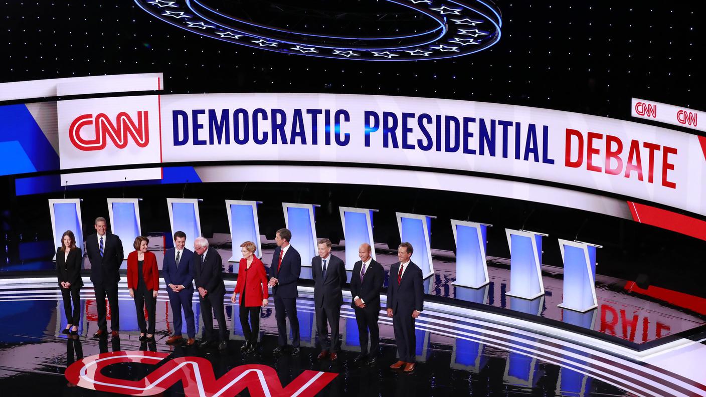 La schiera dei candidati democratici presentatisi al dibattito martedì a Detroit