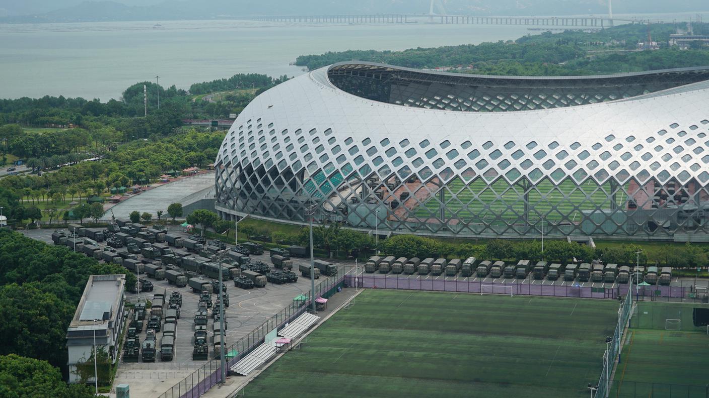 L'esercito accanto allo stadio di Shenzhen