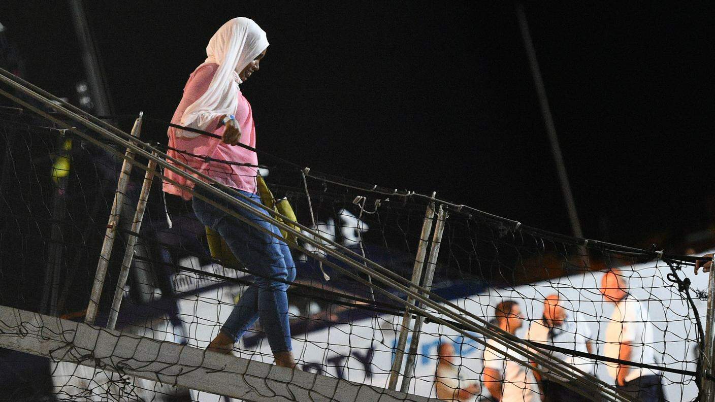 I migranti che erano sull'Open Arms scendono a terra mercoledì notte a Lampedusa