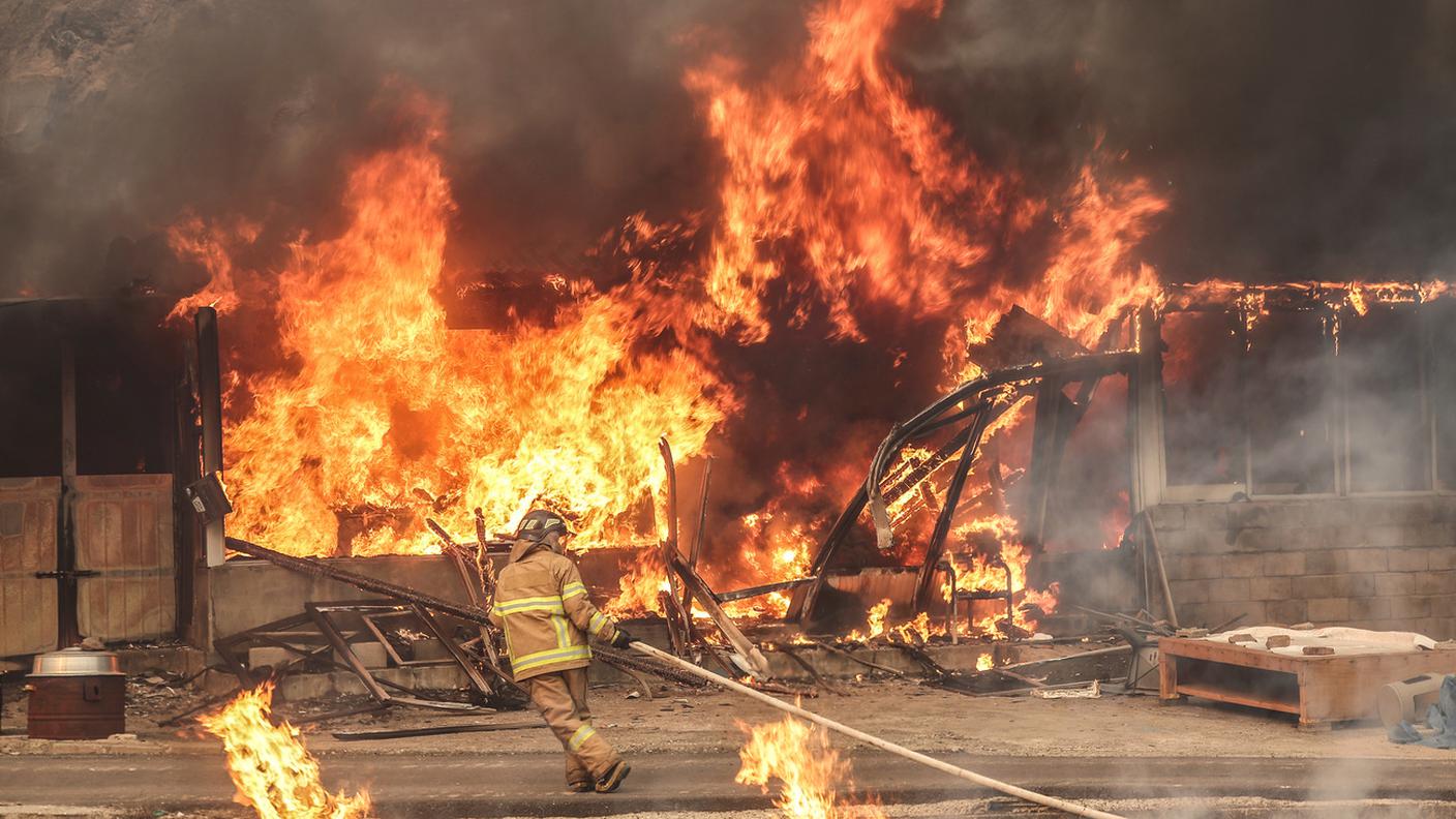 Un pompiere sudcoreano tenta di contrastare le fiamme