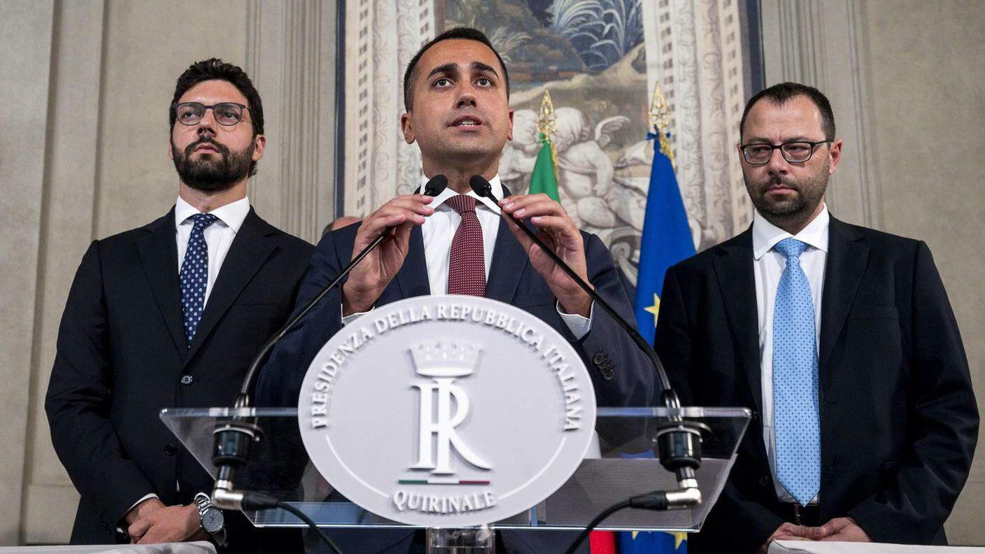 Il leader del M5s Luigi di Maio (al centro), dopo il colloquio con il capo dello Stato Mattarella