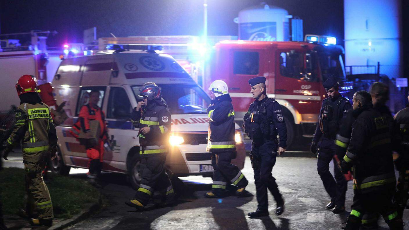 I vigili del fuoco polacchi impegnati nelle operazione di salvataggio
