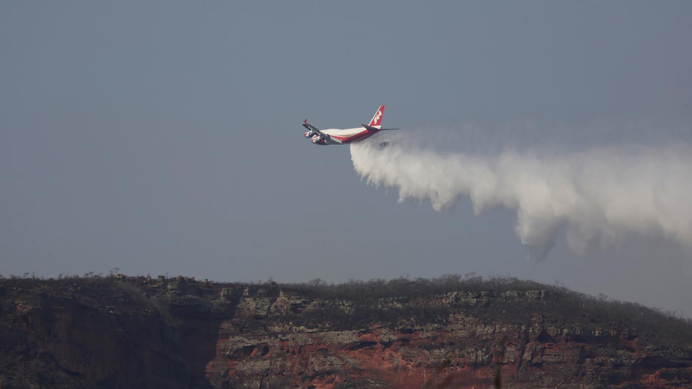 Il Boeing 747-400 "Supertanker", attualmente in azione sui cieli della Bolivia, è attualmente l'aereo per la lotta antincendio più grande sul mercato