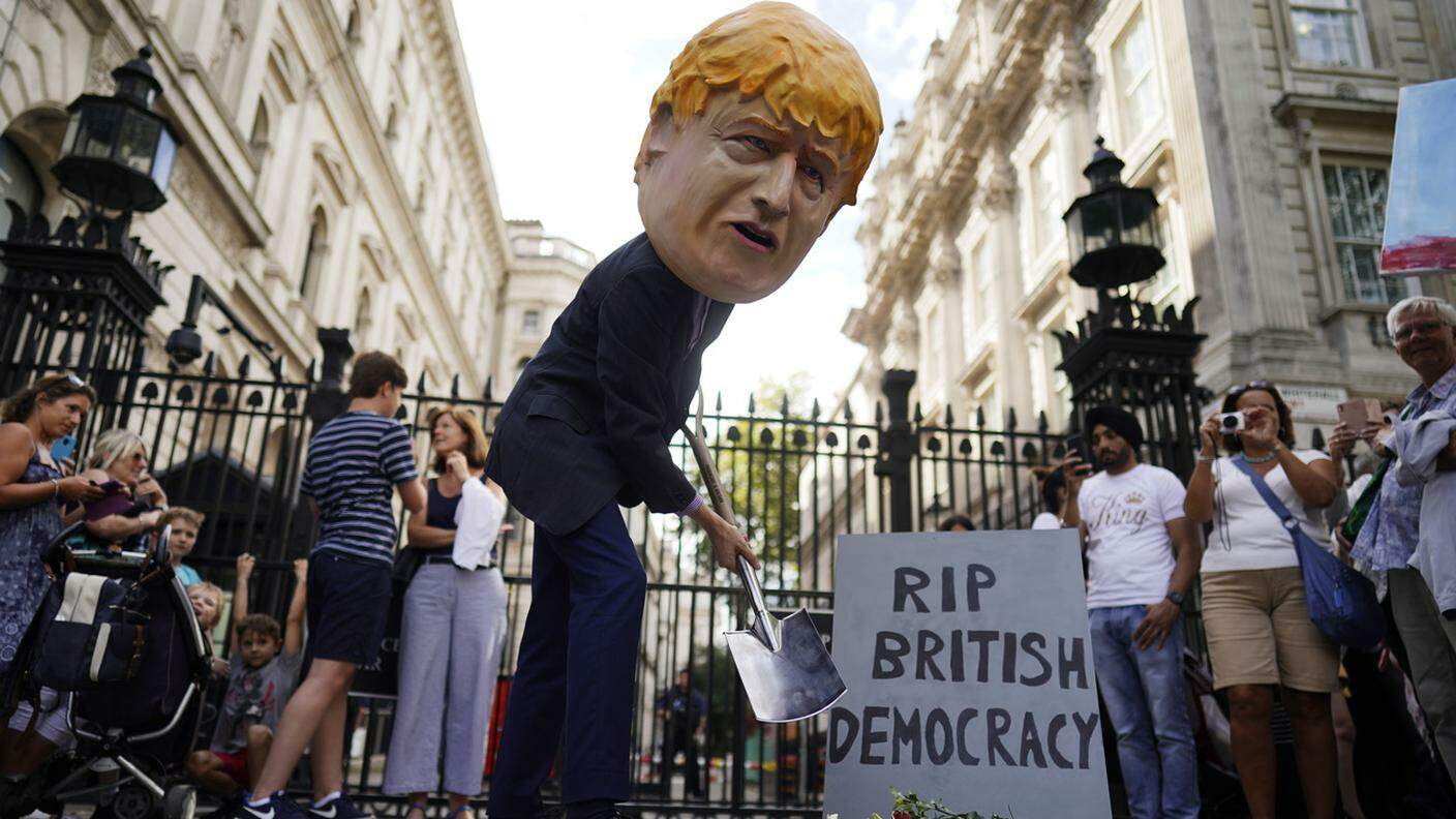 "Riposa in pace democrazia britannica"