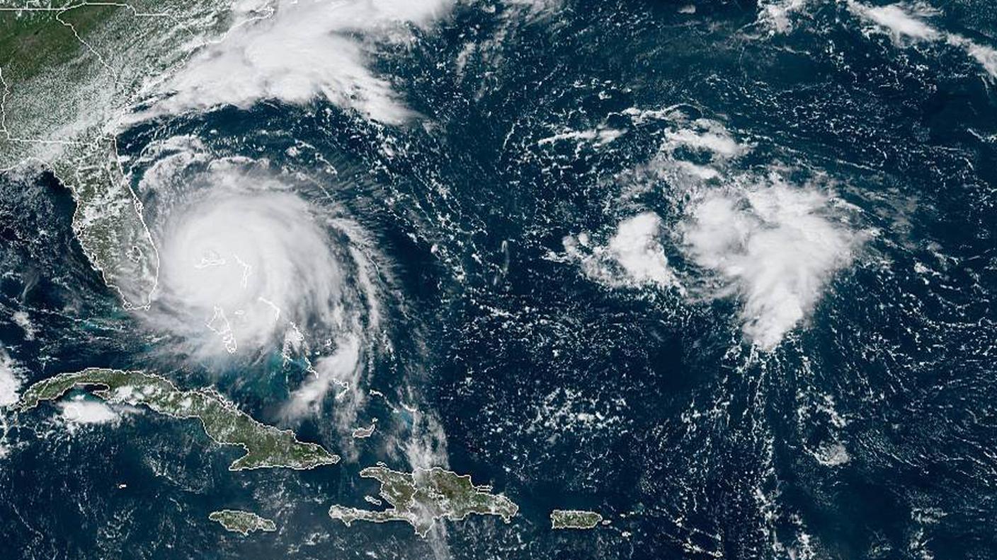 L'uragano Dorian (a sinistra) visto dal satellite