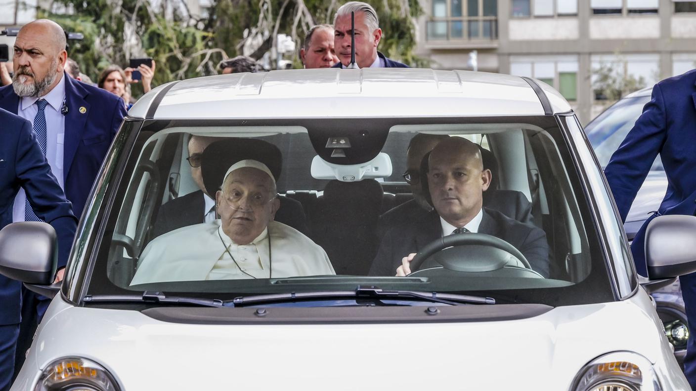 Il rientro del Papa a Casa Santa Marta