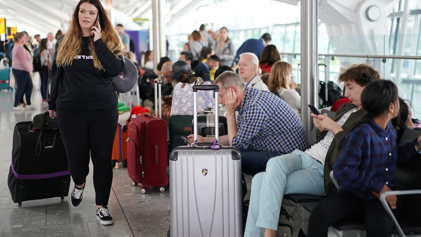Niente voli negli aeroporti di Londra e in tutti gli scali britannici
