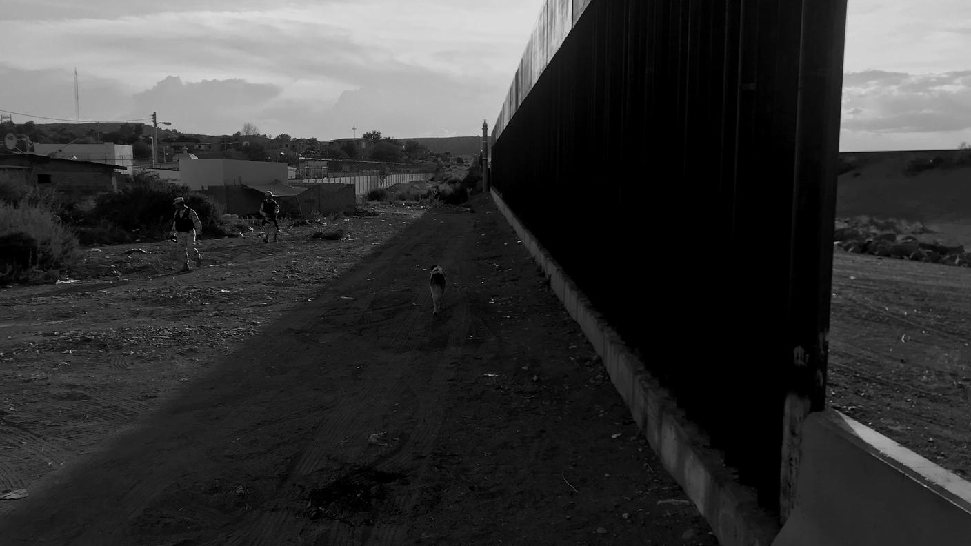 Periferia di Ciudad Juarez. Soldati messicani pattugliano la barriera al confine con gli USA. La loro presenza ha fatto diminuire il numero di migranti irregolari in transito