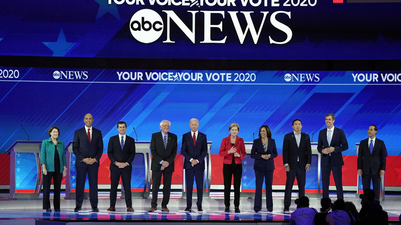Foto di gruppo per tutti gli aspiranti alla "nomination" democratica, e protagonisti del dibattito televisivo