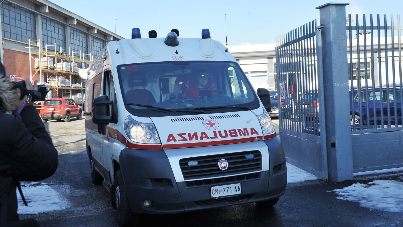 Inutili i tentativi di soccorrere l'operaio schiacciato dal macchinario