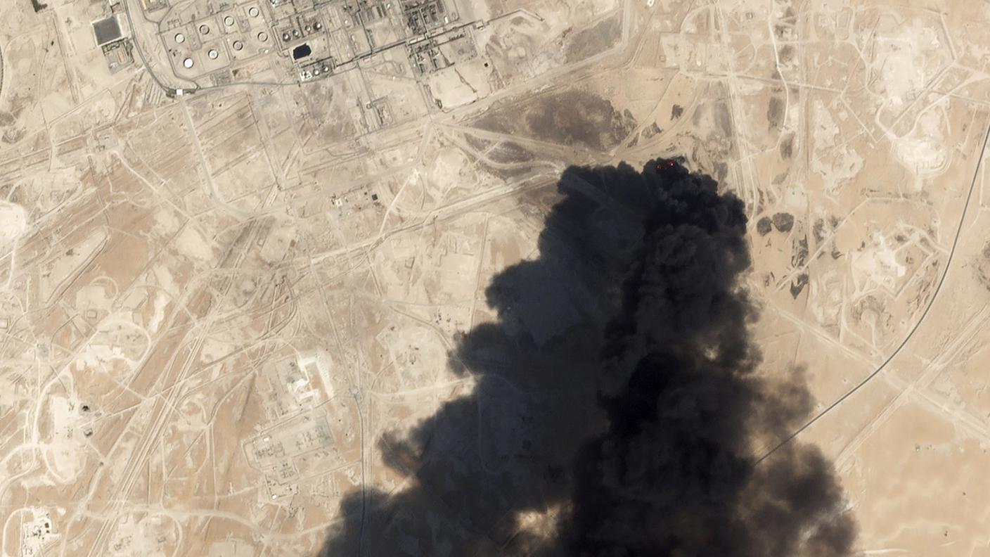 Un'immagine satellitare del fumo causato dalle esplosioni nell'impianto saudita