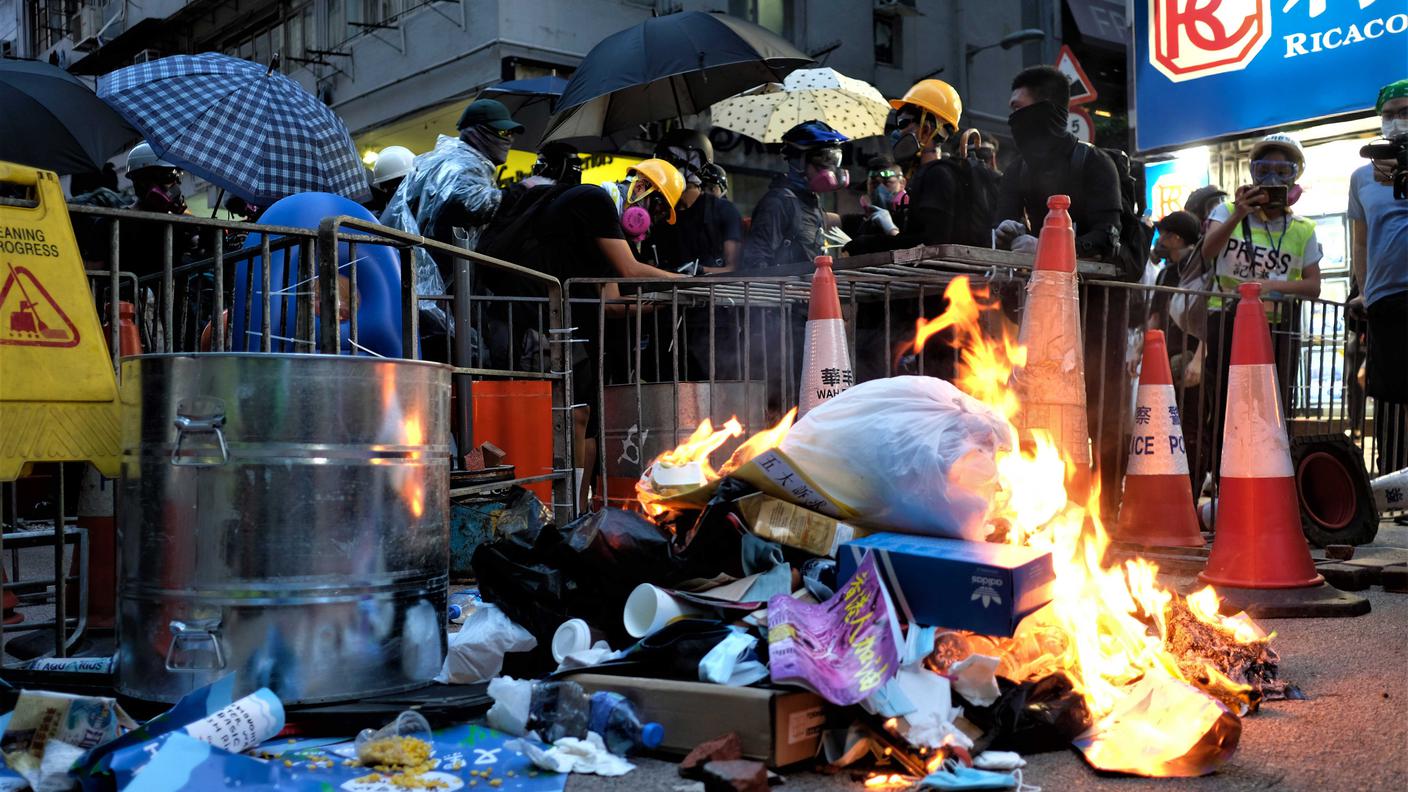 I contestatori hanno iniziato a lanciare mattoni e bombe molotov provocando la dura repressione della polizia che ha causato diversi feriti.