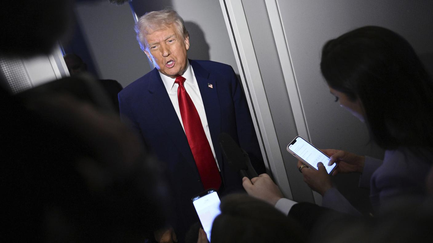 Trump annuncia i dazi per chip e medicamenti sull'Air Force One
