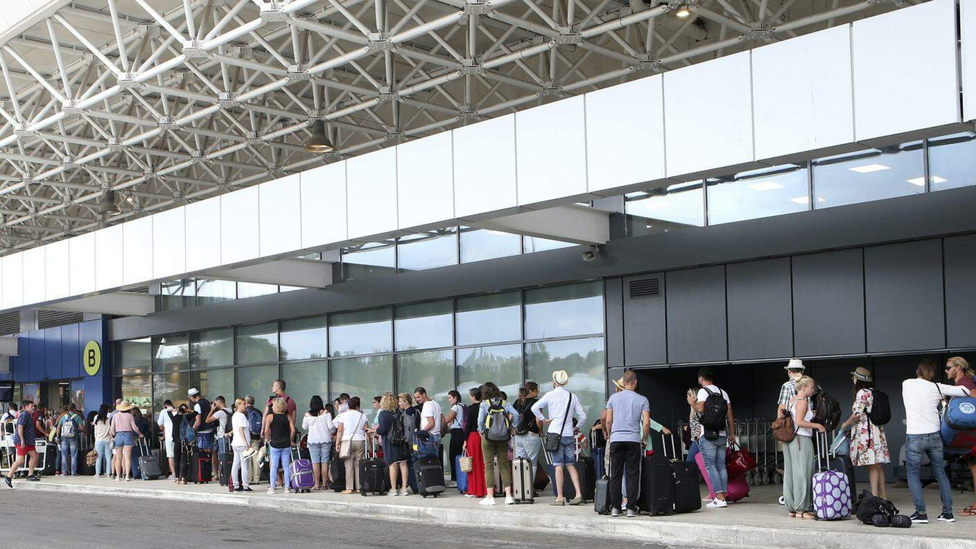 Britannici in coda in Grecia per essere riportati a casa
