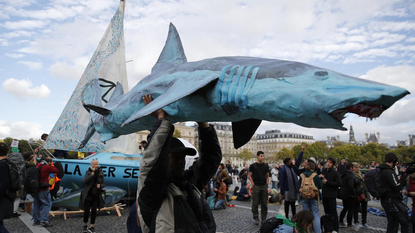 A Parigi i manifestanti di Extinction si sono stati raggiunti anche dai gilet gialli