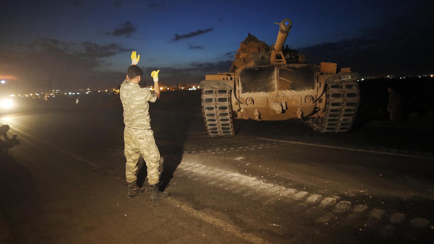Un tank turco al confine con la Siria