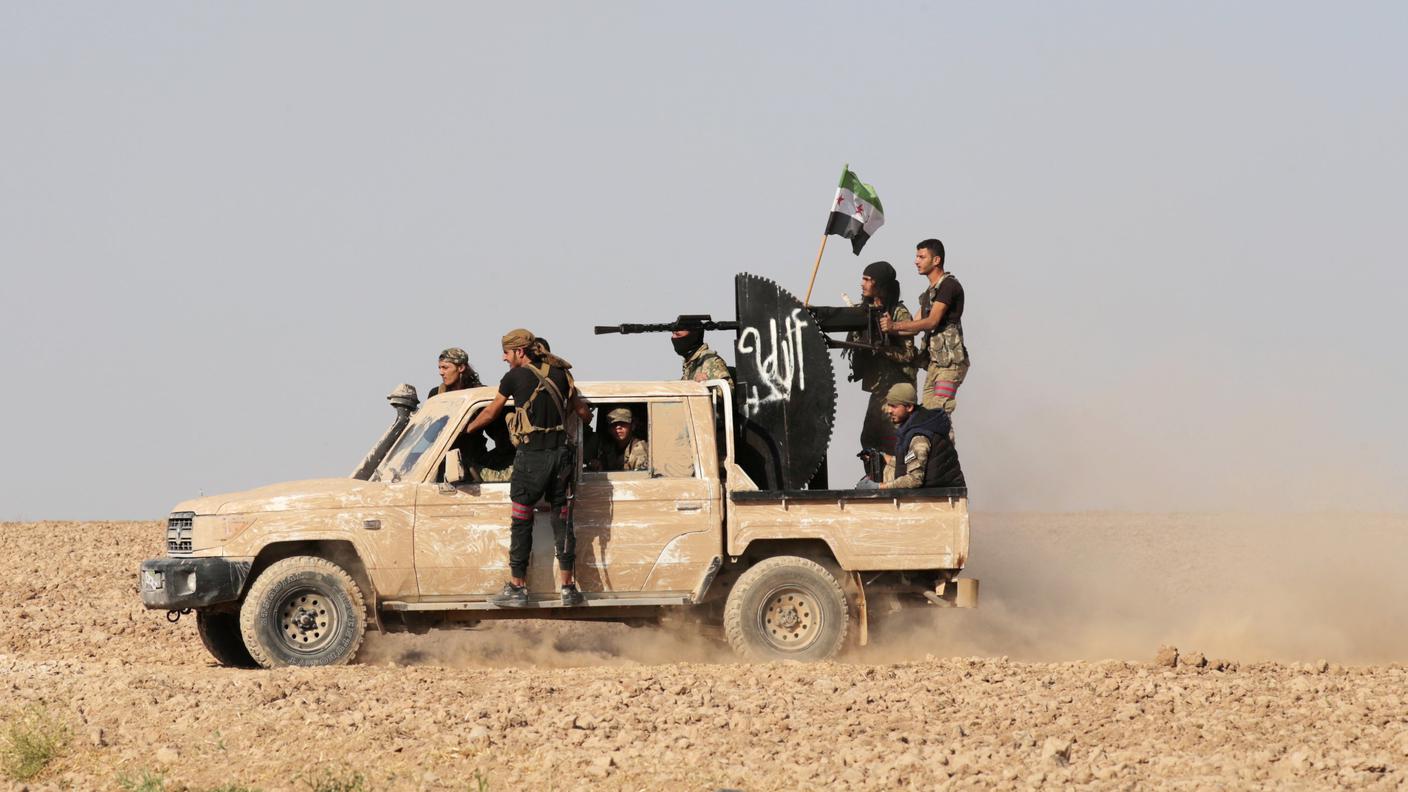Miliziani siriani filoturchi mentre pattugliano territori nel nord-est della Siria
