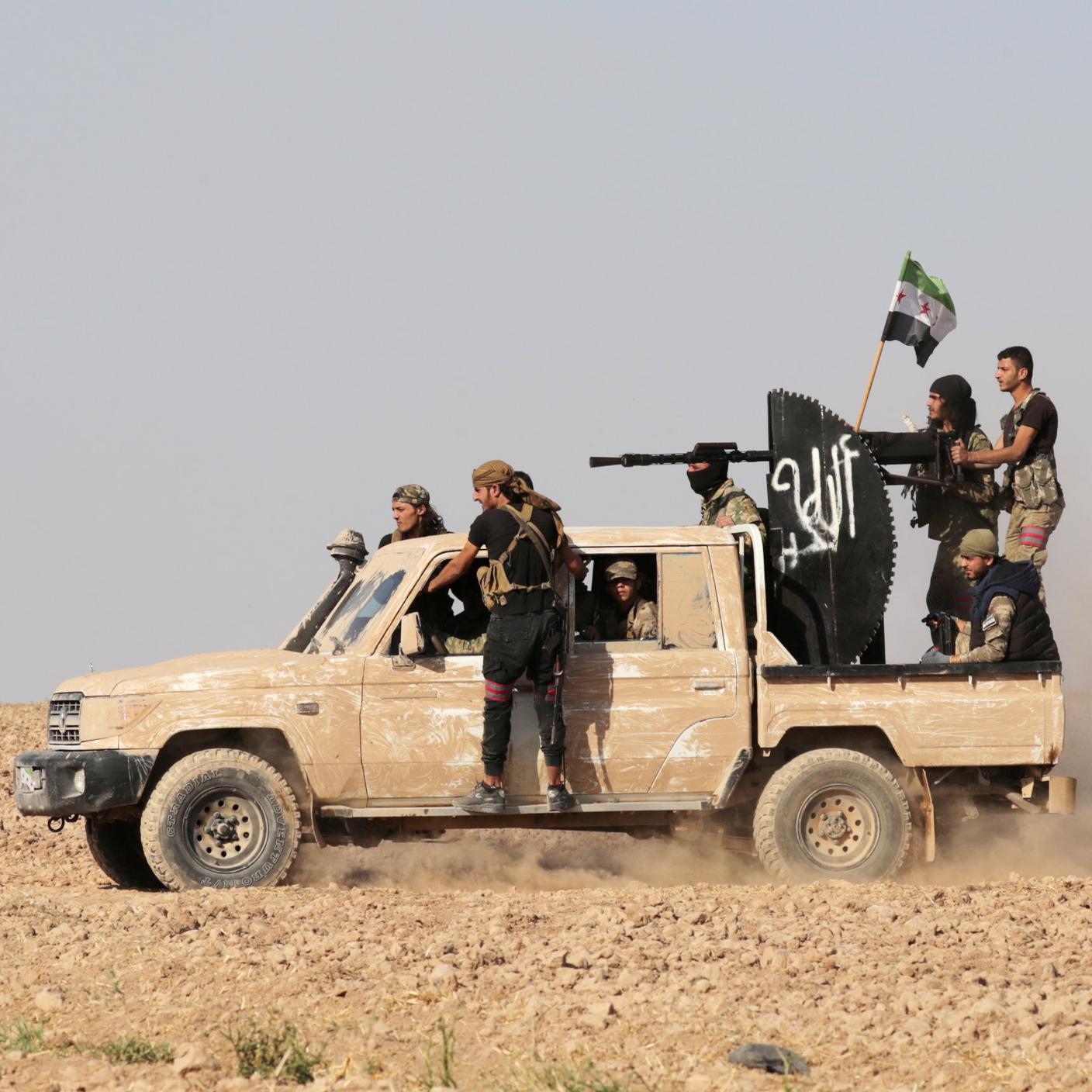 Miliziani siriani filoturchi mentre pattugliano territori nel nord-est della Siria