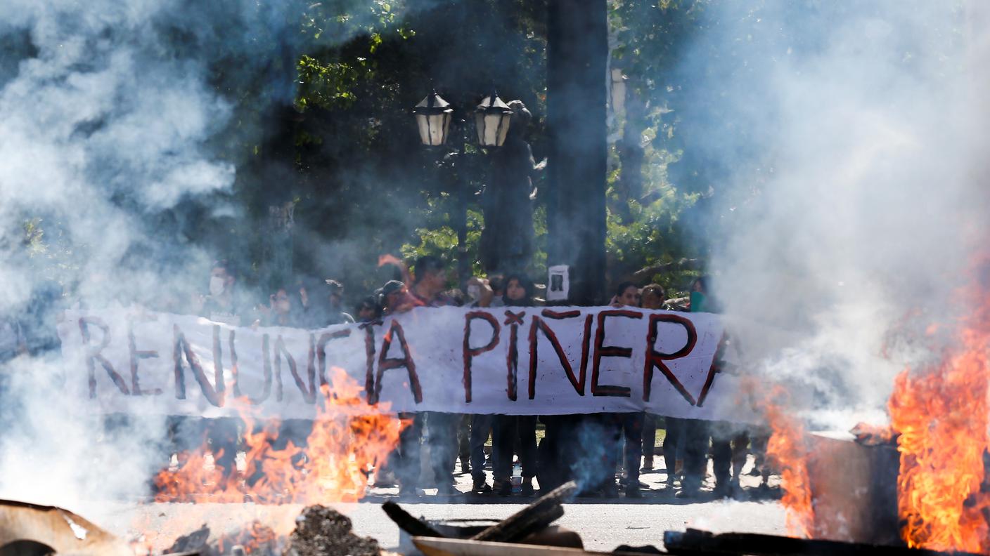 I moti di ieri nella città di Valparaiso: manifestanti che invocano le dimissioni del presidente cileno