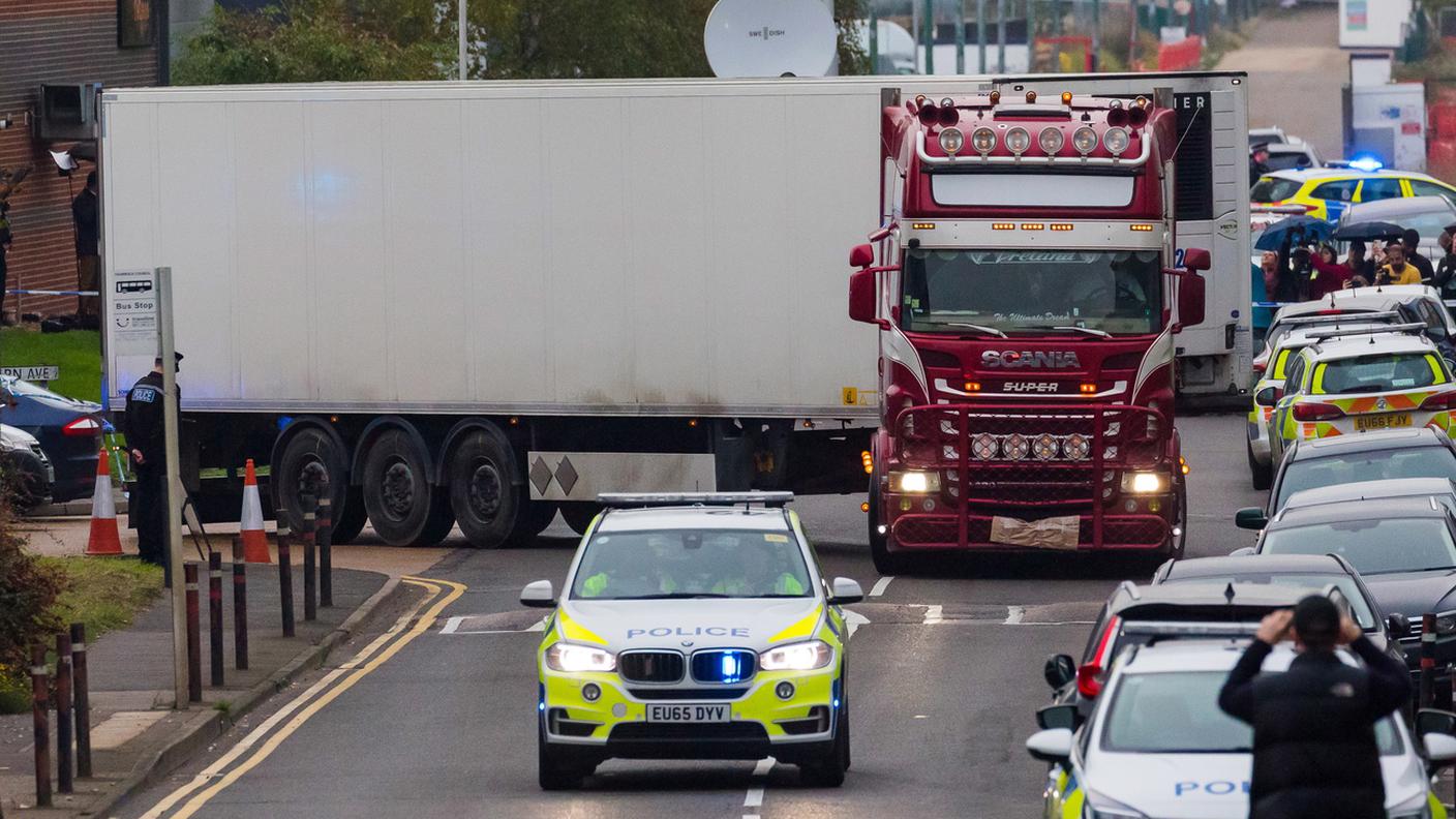 Il camion nel quale sono stati trovati i cadaveri scortato dalla polizia