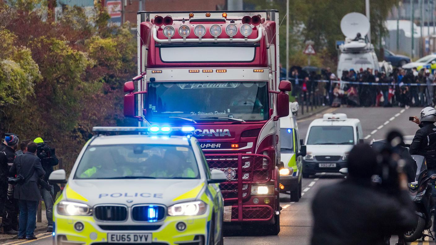 Il camion scortato dalla polizia