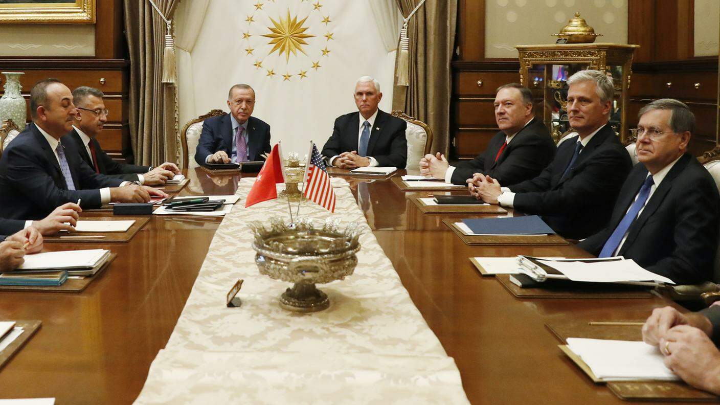 Il tavolo dell'incontro tra Turchia e USA del 17 ottobre 2019