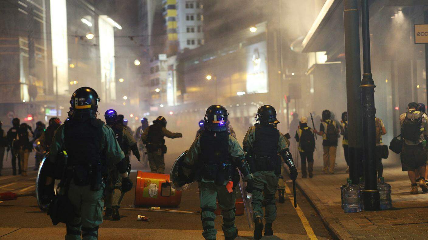 Scontri fra polizia e manifestanti giovedì sera nell'ex città-Stato