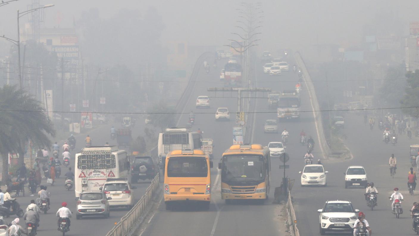 Un coltre di fumo copre la capitale indiana