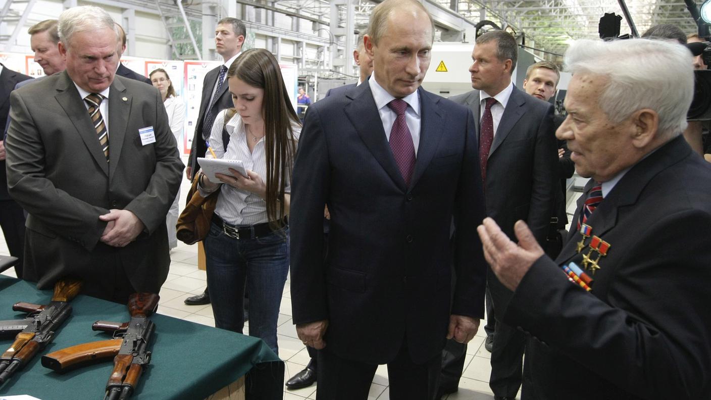 Vladimir Putin in compagnia di Mikhail Kalashnikov nel 2010
