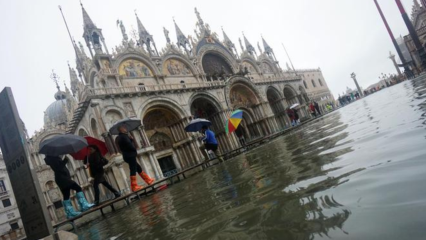 L'acqua alta ha intaccato colonne e marmi della basilica di San Marco