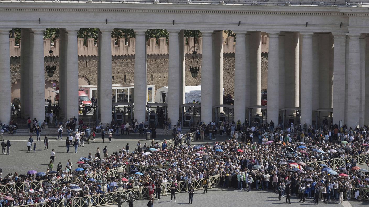 fedeli in fila per porgere l'ultimo saluto al Papa