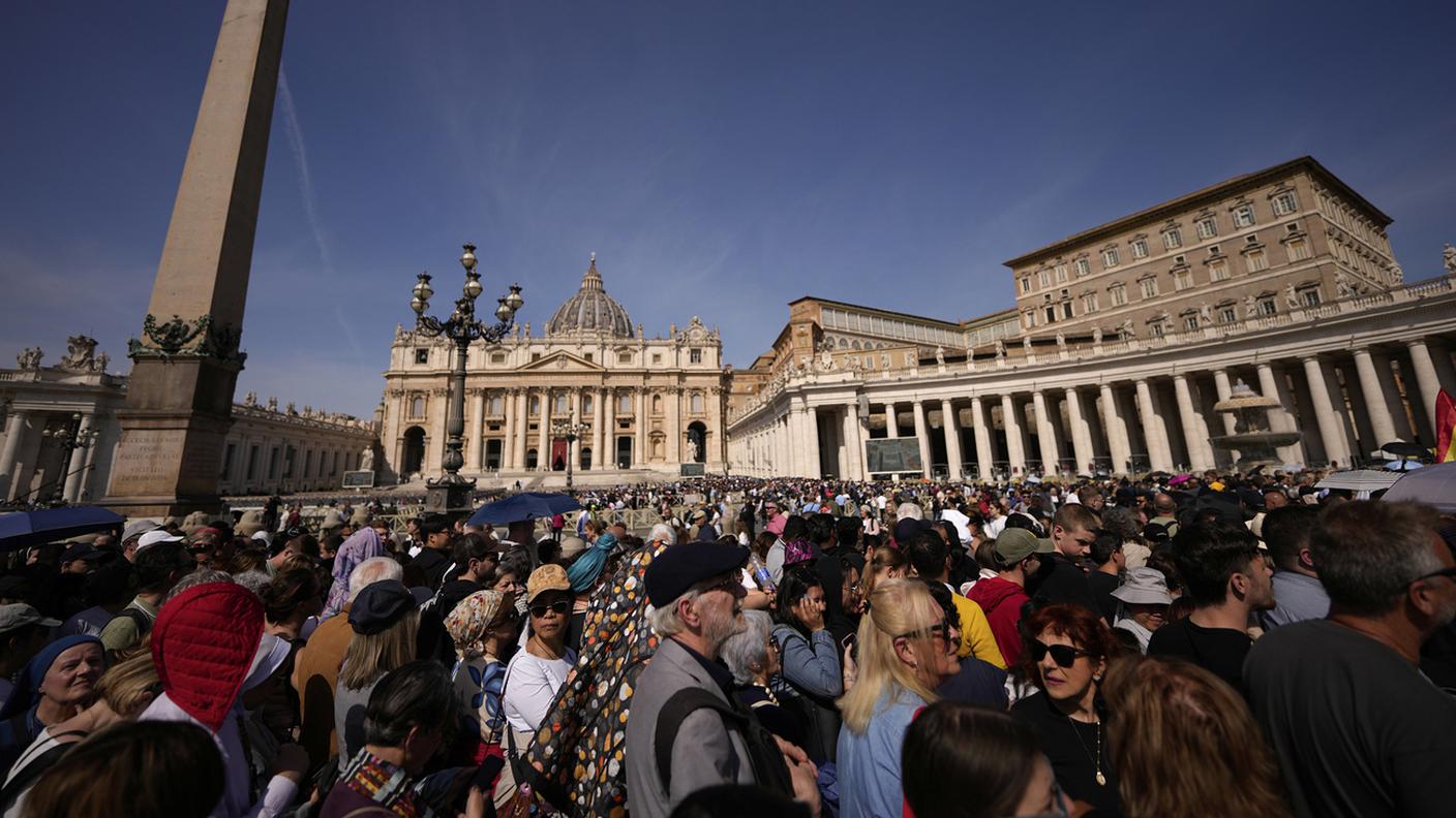 In fila per l'ultimo saluto al Papa