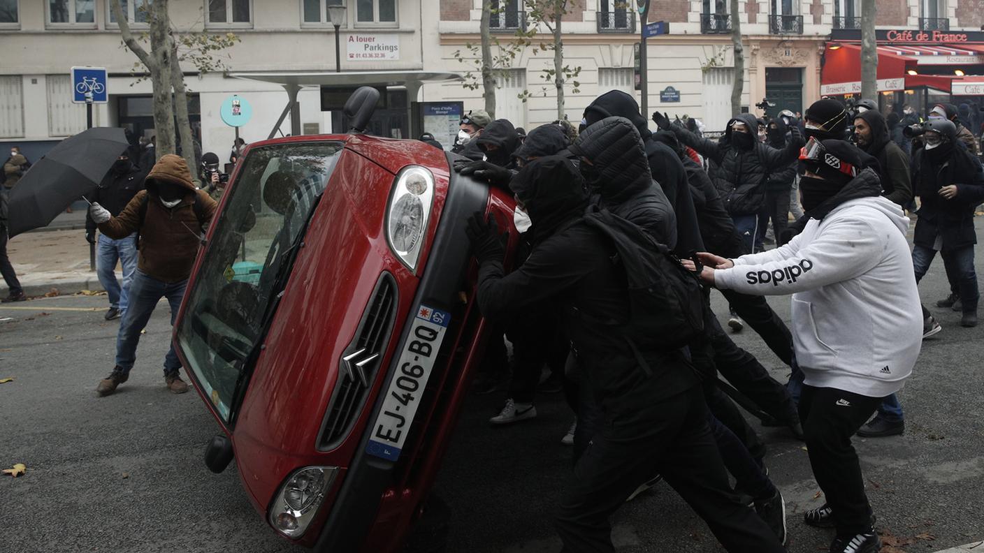 Manifestanti bersagliano la polizia