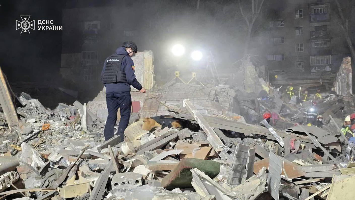 Quel che resta di un grattacielo di Kiev centrato da un missile balistico giovedì notte Twitter.jpg