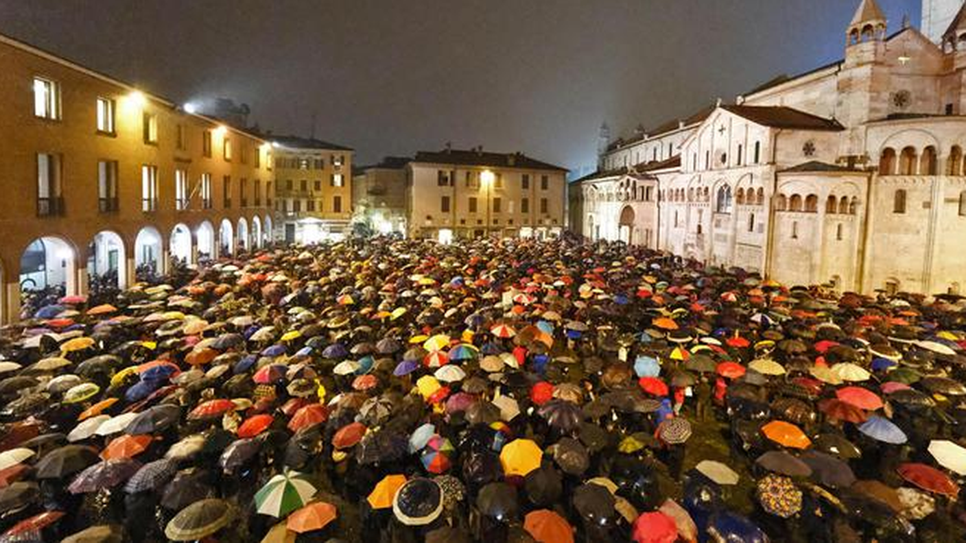 Le "sardine" anti-lega in Piazza Grande a Modena