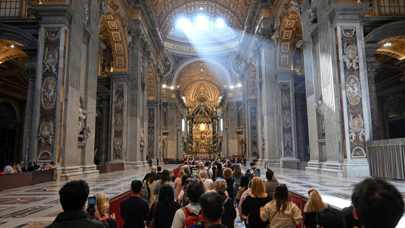 Lungo la navata della Basilica di San Pietro