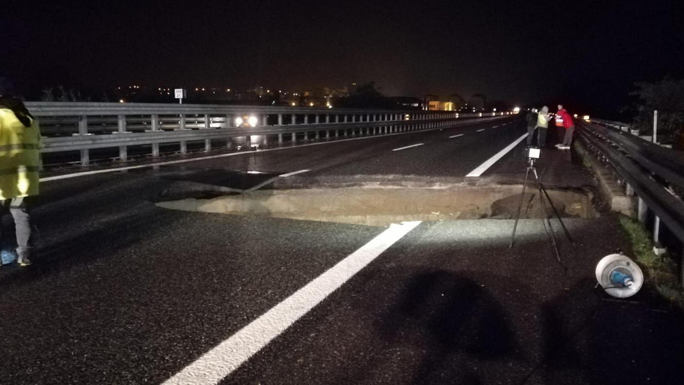 La voragine che si è aperta sull'autostrada tra Asti e Villanova