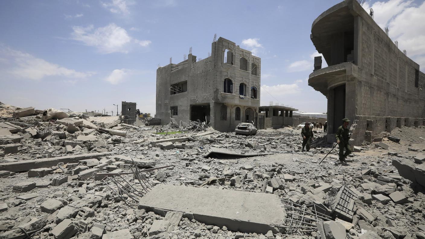 Soldati yemeniti ispezionano una zona di Sanaa bombardata
